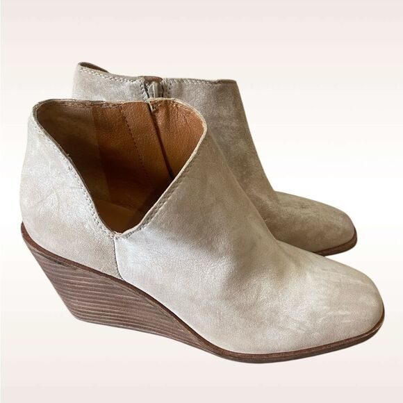 Lucky Brand Cream Suede Ankle Booties V-Cut wedge Melindi boots NWOB size 7.5 - Picture 2 of 13